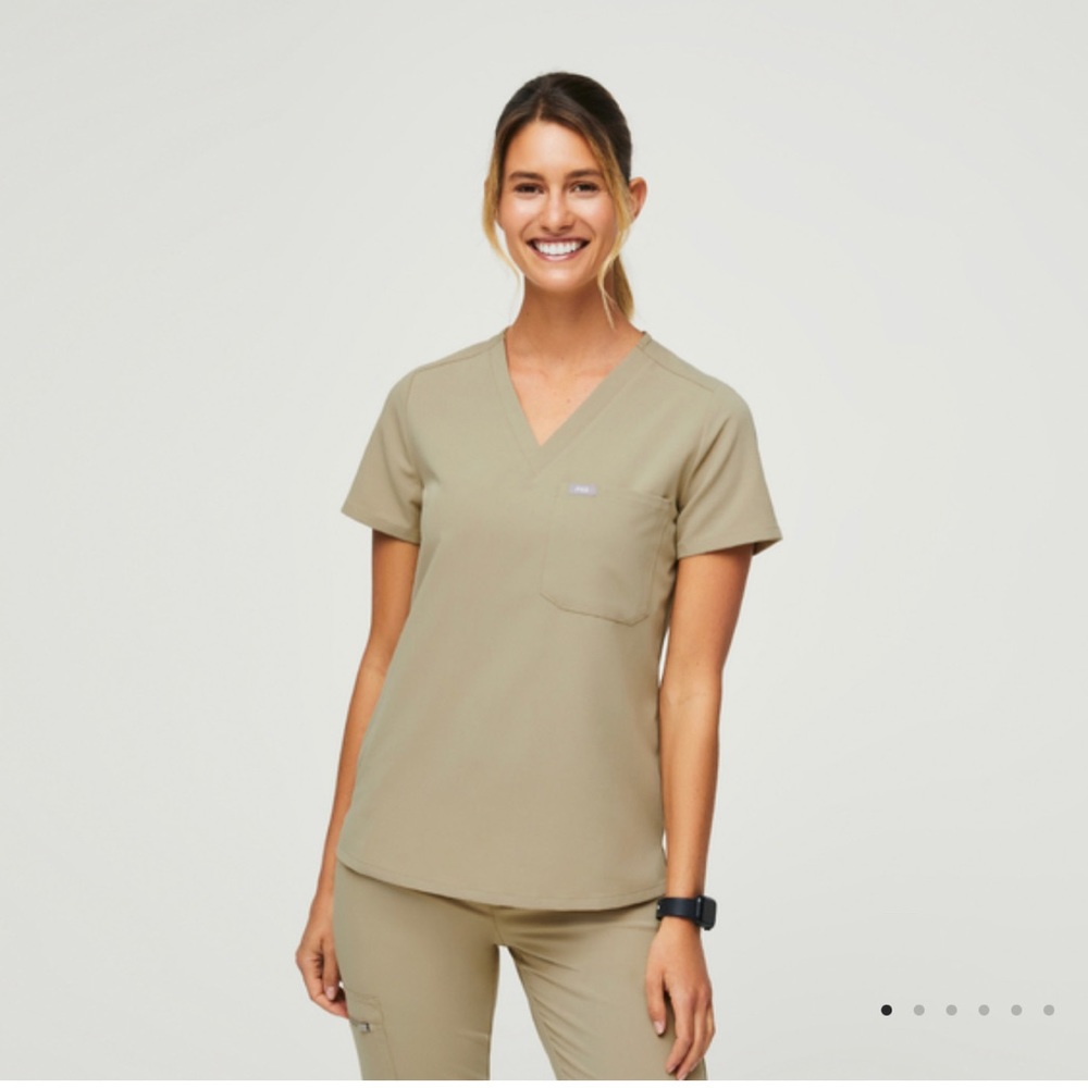 NWT - Figs Scrub Top in Sandstone